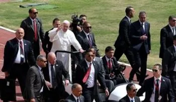 El papa aboga por la caridad frente al extremismo en su misa en Egipto