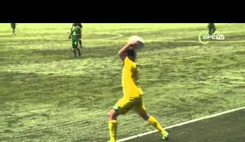 El autogol más improbable y milimétrico de un arquero