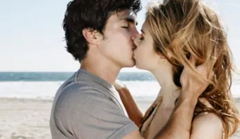 Detrás de un beso, hay más que placer y músculos...