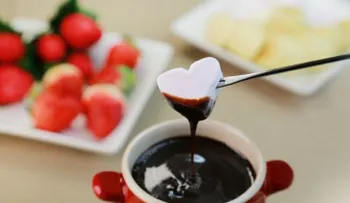 Espectacular fondue de chocolate con malvaviscos
