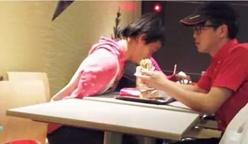 Empleado de McDonald's dando de comer a discapacitado es viral