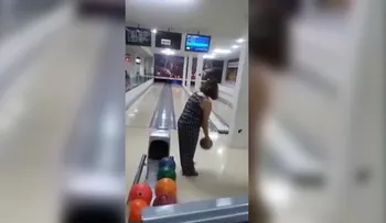 El fatal accidente de una mujer en su primera vez en una pista de bolos