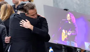 Celebridades dieron el último adiós a Chris Cornell en un emotivo funeral