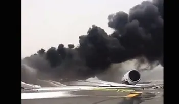 Muere un bombero en el incendio de un avión en Dubai