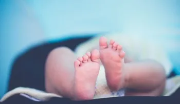 Pareja filipina llama a su bebé recién nacida Covid como signo de esperanza