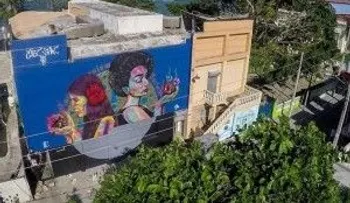 Muralistas llenan de color las paredes de Puerto Plata
