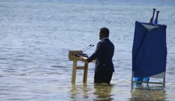 Con agua hasta las rodillas, ministro reclama acciones urgentes contra cambio climático