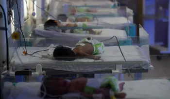 Niña solo de 10 años víctima de violación da a luz: le negaron el aborto