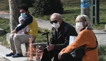 Siempre será bueno tomar mucha agua para el coronavirus, pero no tiene que ser caliente 
