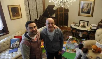 La lucha de una pareja gay que tuvo mellizos por alquiler de vientre y no los puede anotar