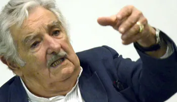 Mujica dice que un político no amerita de grandes sueldos, "debe vivir igual que la mayoría"