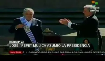 Mujica acude en sandalias y pantalones pesqueros a la investidura de un ministro 