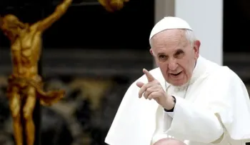 Papa Francisco pide prudencia ante las alarmas desatadas por Trump 