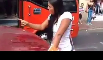 Una mujer le hace un escándalo a su esposo, y le dice que baje a la "perra" del carro (VIDEO)