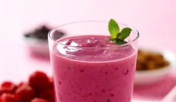 Jugo de frambuesas y cerezas con zumo de limón, para conseguir vitaminas B, C y D