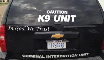 ¿En Dios confiamos? Un mensaje religioso en los coches policiales de Texas genera polémica