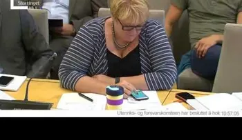 Una diputado jugando Pokemon en plena sesión (VIDEO)