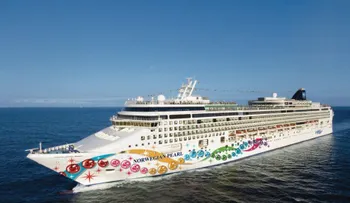 Mujer cae al mar durante una fiesta en un crucero
