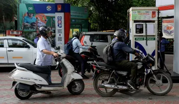 Irán sufre largas filas en gasolineras por escasez de combustible ante presión de EE.UU.