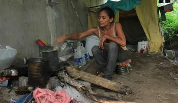 Madre y dos hijos viven debajo de puente en San Pedro Sula