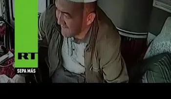 Chofer sufre paro cardíaco y su acompañante salva a los pasajeros (Video)