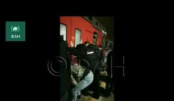 Pasajeros rescatan hombre atrapado en un tren