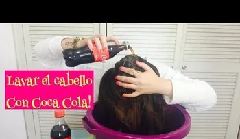 Coca Cola para lavarse el cabello; descubre la nueva tendencia (VIDEO)