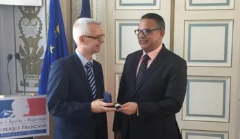 Ventura Camejo recibe reconocimiento de Prefectura de Chartres en Francia