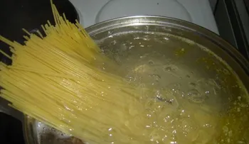 Con el agua de la pasta (espagueti), puedes acondicionar el cabello, spa para los pies, lavar los platos y otros usos en el hogar