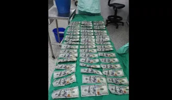 Mujer se tragó 7.000 dólares en billetes de 100 por una pelea familiar