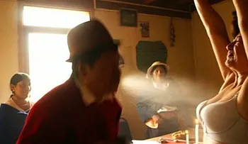 Tinte de hierbas y velas encendidas para diagnosticar y curar