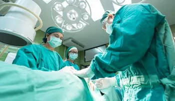 El doctor descubrió que tenía un cuchillo en el estómago 