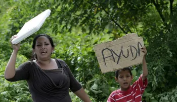 Una niña ecuatoriana de diez años cambia sus juguetes por agua para ayudar a las víctimas del sismo