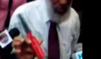 Juan Hubieres y Manuel Díaz se enfrentan en una discusión por un cepillo de pelo