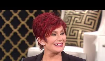 Se le cae diente postizo a presentadora de TV   