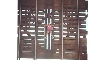 Rescatan a mujer que colgaba de un puente en Florida 