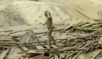 Mujer emerge de los escombros tras un alud en Perú