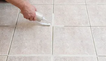 Aprende a limpiar la unión de los azulejos con este producto 100% natural hecho en casa