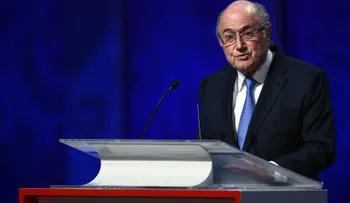 La FIFA suspende a Blatter y a Platini