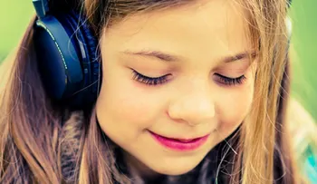 Esta es la razón por la que no debes comprarle audífonos baratos a un niño