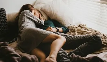 El frío y la poca luz impactan en el ánimo y deseo de algunas mujeres: consejos para calentar 