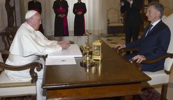 Encuentro de "dos viejos conocidos": el papa Francisco recibió al presidente de Argentina