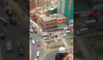 FUERTE VIDEO: Un suicida cae desde una azotea y muere tras un fallido rescate en Perú