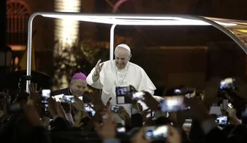 Papa Francisco usa el Peugeot que JPII usó en 1988 