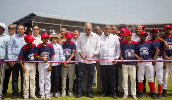 Abinader entrega campo de béisbol Nelson Mateo en Pizarrete tras 26 años de espera