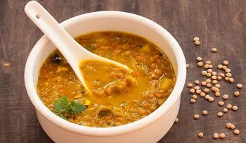 Receta fácil para hacer una sopa de quinoa con curry