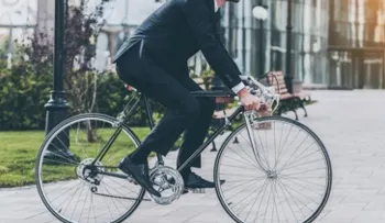 Ir al trabajo en bici podría librarte del cáncer