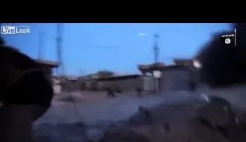 Un misil pasa a escasos metros de un yihadista del Estado Islámico durante una batalla (VIDEO)
