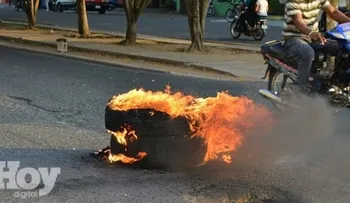 Bloquean carretera Santo Domingo-Yamasá en reclamo de arreglo