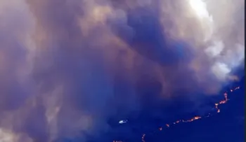 Incendio en planta industrial en Francia mantiene confinadas a 30 mil personas